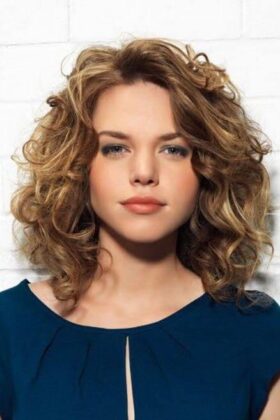 Choose a style that matches your daily routine. If you prefer minimal maintenance, opt for a pixie or shag. If you enjoy styling flexibility, consider a bob or lob. Styling Tips for Curly Hair The right styling routine can significantly improve the appearance of curly